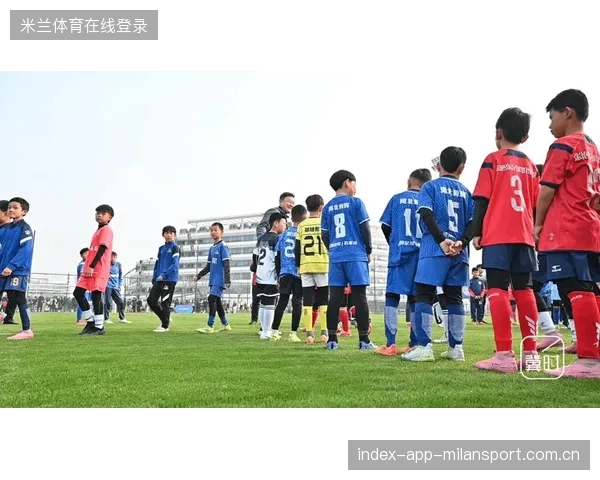 从赛场到教室：优秀球员转型青训导师，点燃下一代足球梦想