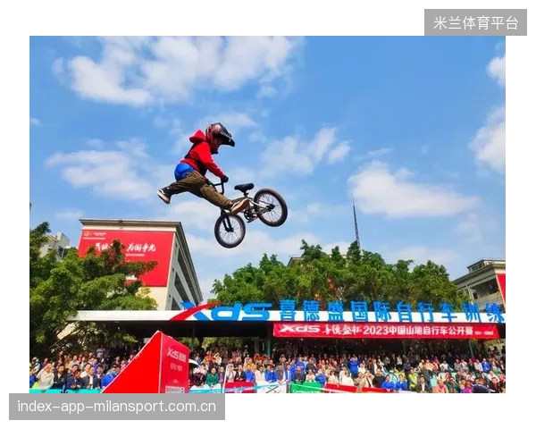 少年之梦，飞越天际——自行车少年炫技跳台飞过广告牌的精彩瞬间